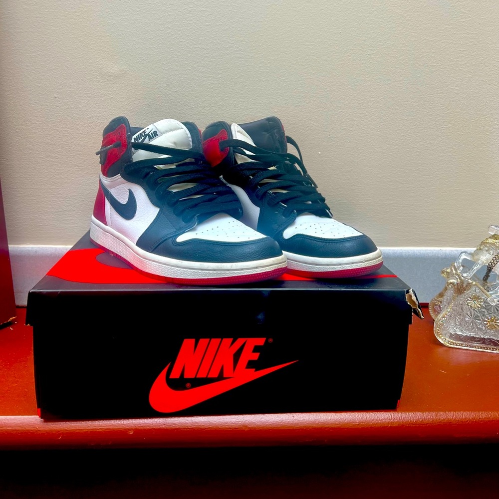 Excellent Condition 2019 Jordan 1 Retro Satin Black Toe Women Size 7.5 A…